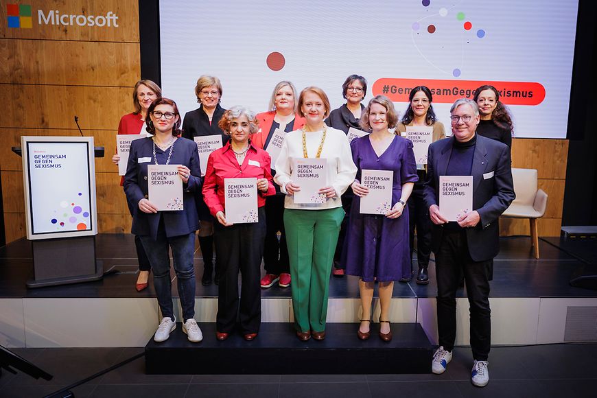 Gruppenfoto Lisa Paus und die Mitglieder des Bündnisses "Gemeinsam gegen Sexismus"