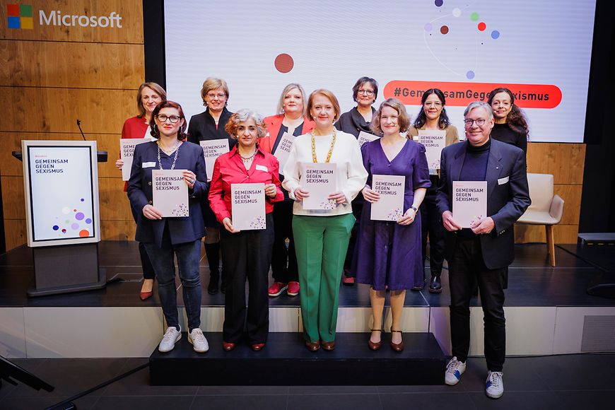 Gruppenfoto Lisa Paus und die Mitglieder des Bündnisses "Gemeinsam gegen Sexismus" 