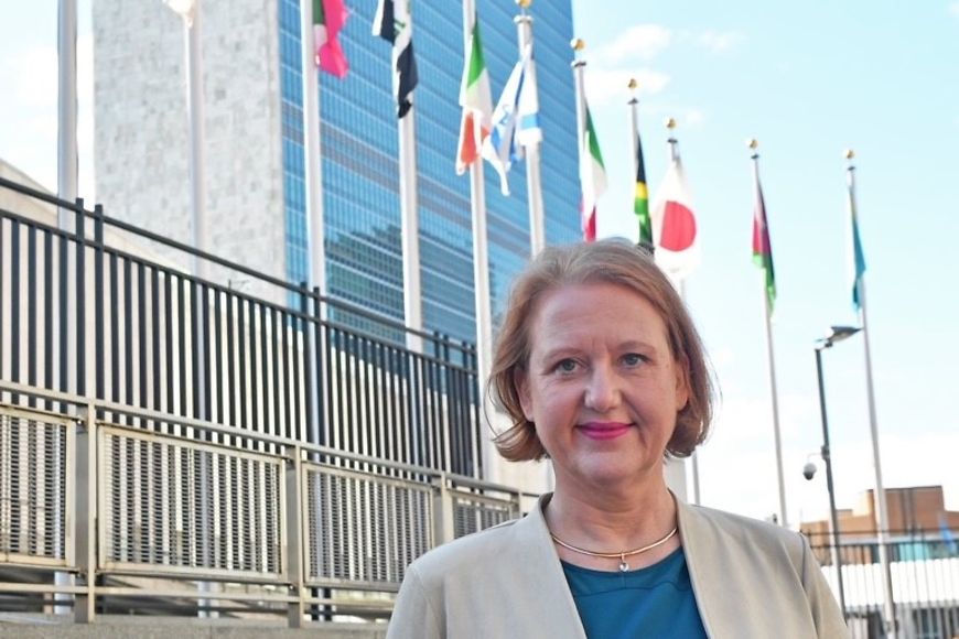 Lisa Paus vor dem Gebäude der Vereinten Nationen in New York