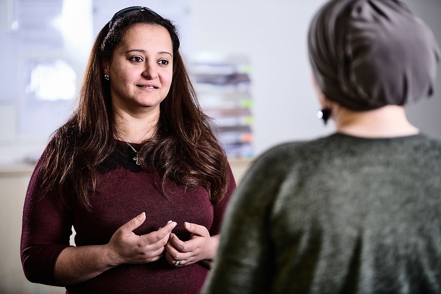 Zwei Frauen mit Migrationsgeschichte
