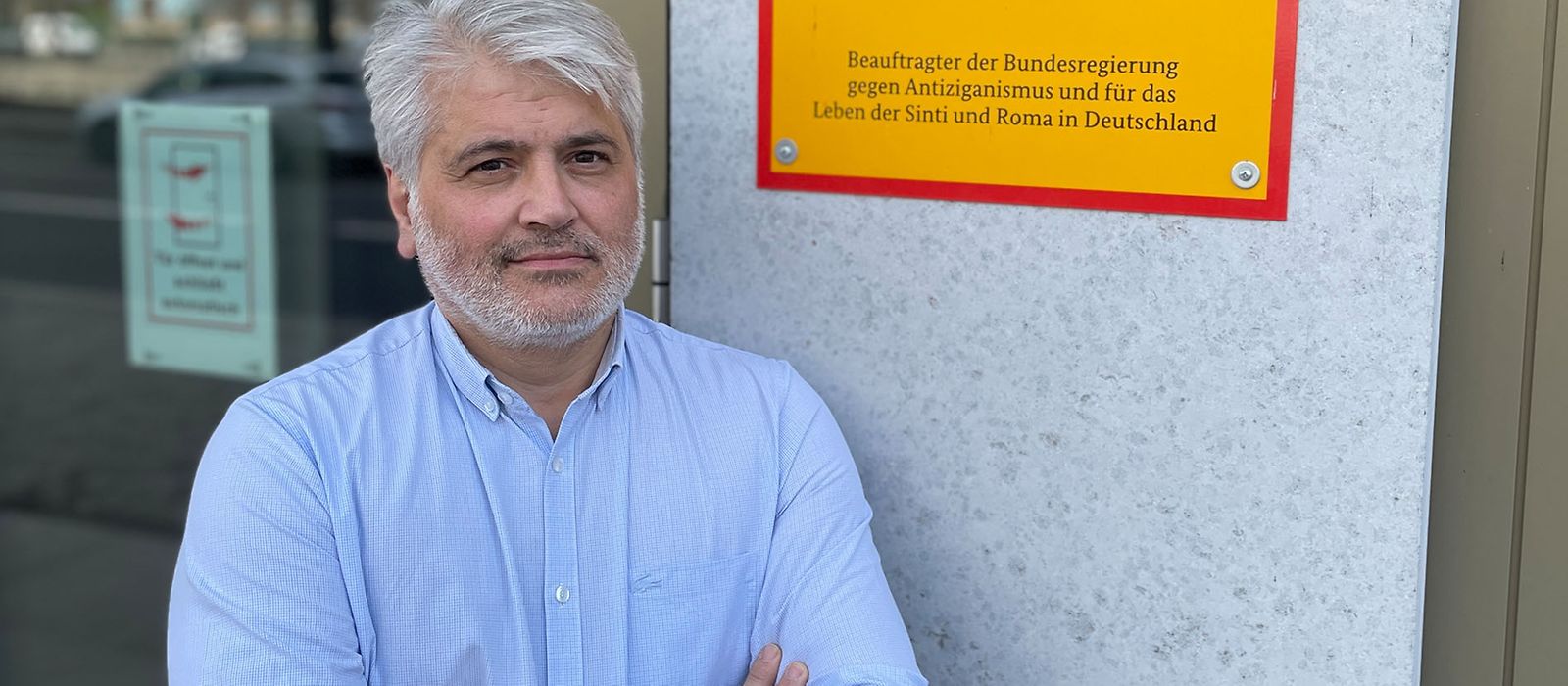 Mehmet Daimagüler steht vor dem Sitz des 