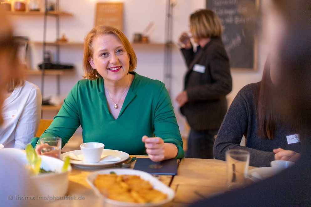 Lisa Paus sitzt am Tisch