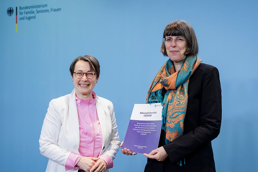 Margit Gottstein nimmt den Alternativbericht der CEDAW-Allianz entgegen