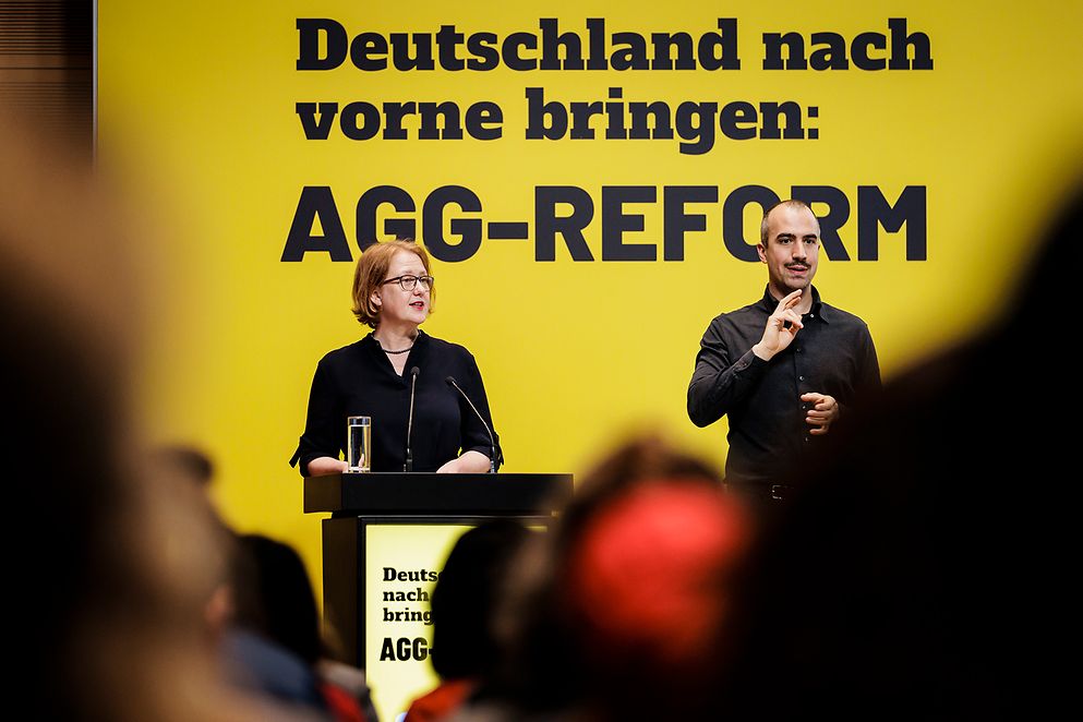 Lisa Paus spricht auf der Fachtagung