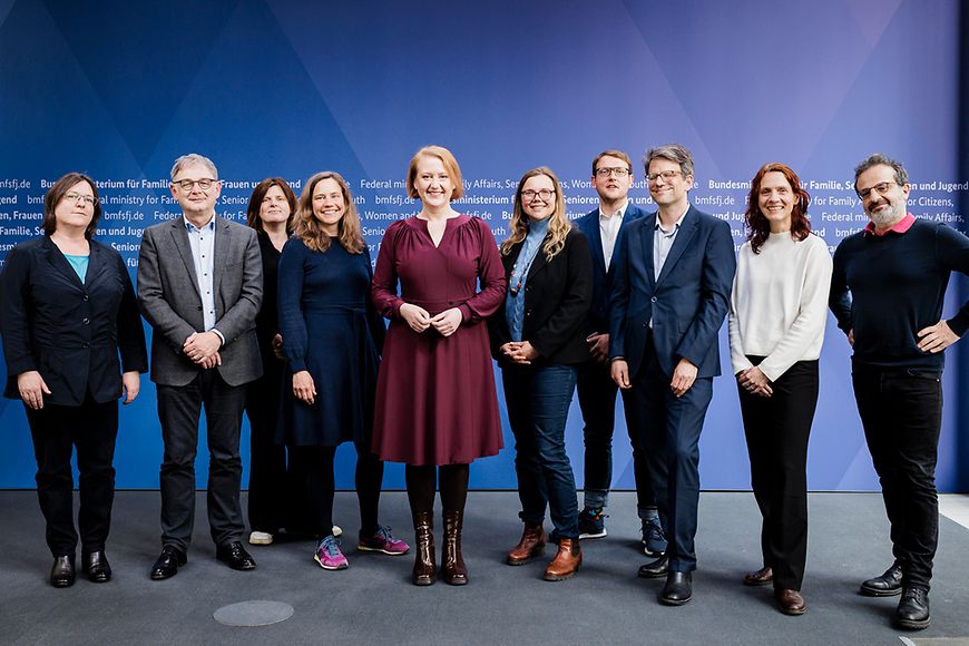 Lisa Paus mit Mitgliedern der Sachverständigenkommission