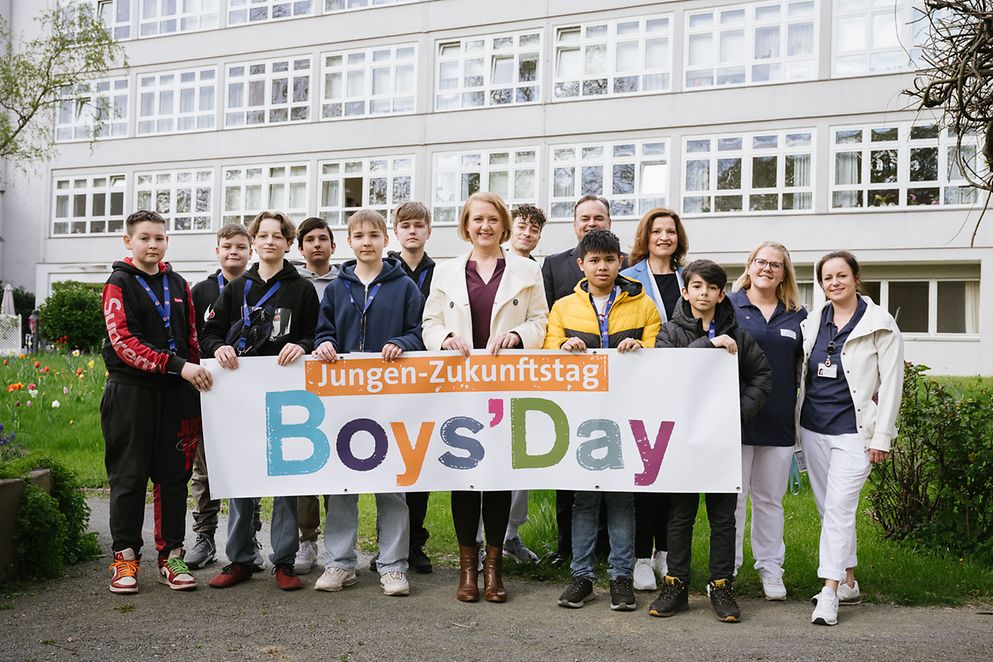 Lisa Paus in einer Gruppe beim ein Boys' Day Event der DRK Kliniken Pflege und Wohnen in Berlin-Mariendorf 