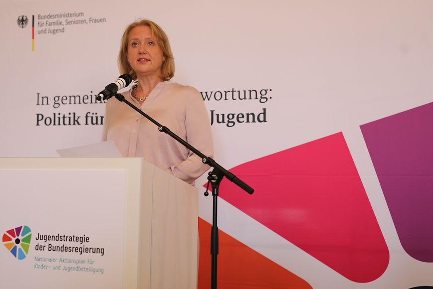 Das Foto zeigt Lisa Paus bei einer Rede zur Jugendstrategie
