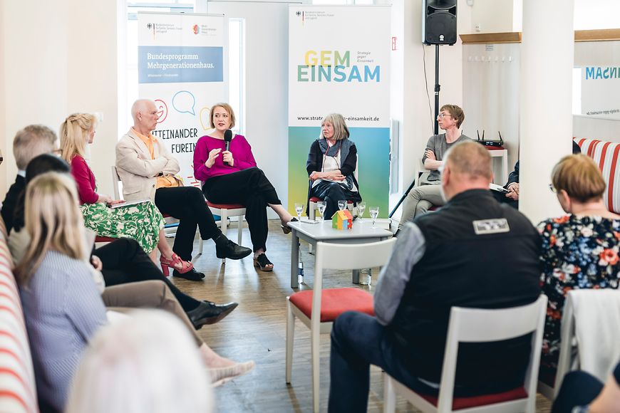 Lisa Paus in einem Mehrgenerationenhaus in Greifswald 