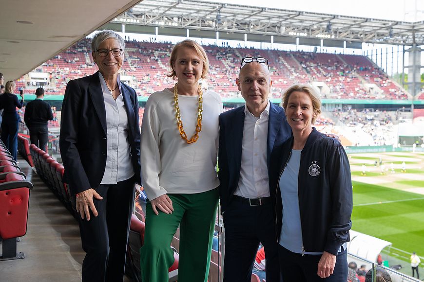Lisa Paus mit DFB-Vizepräsidentin Sabine Mammitzsch, DFB-Präsident Bernd Neuendorf und Bundestrainerin Martina Voss-Tecklenburg