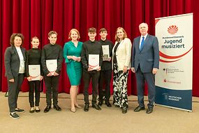 Gruppenfoto von Lisa Paus und den Preisträgerinnen und Preisträgern des 60. Bundeswettbewerbs