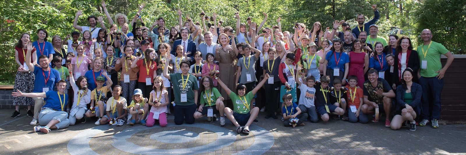 Gruppenfoto von Lisa Paus und zahlreichen Kindern 