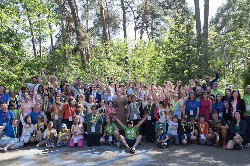 Gruppenfoto von Lisa Paus und zahlreichen Kindern 