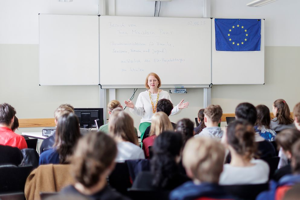 Lisa Paus in einem Klassenzimmer mit Schülerinnen und Schülern