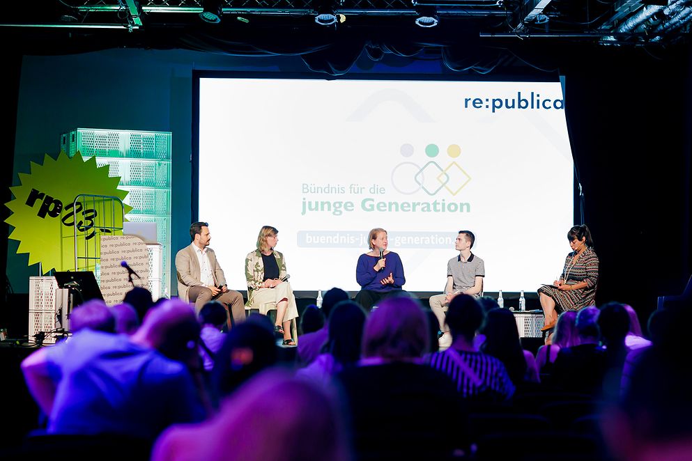 Lisa Paus nimmt an einer Podiumsdiskussion auf der re:publica teil 