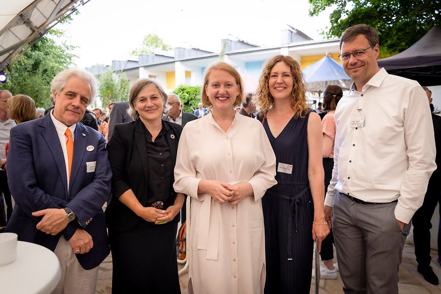 Lisa Paus mit Besucherinnen und Besuchern auf der Jubiläumsfeier des Bundesnetzwerk Bürgerschaftliches Engagement 