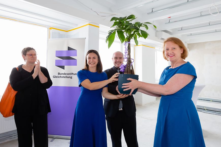 Bundesfamilienministerin Lisa Paus überreicht Mitgliedern der Bundesstiftung Gleichstellung einen Baum als Geschenk.