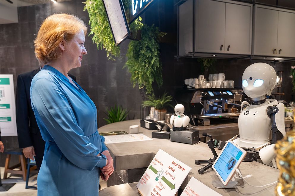 Lisa Paus in einem Robotercafé in Japan