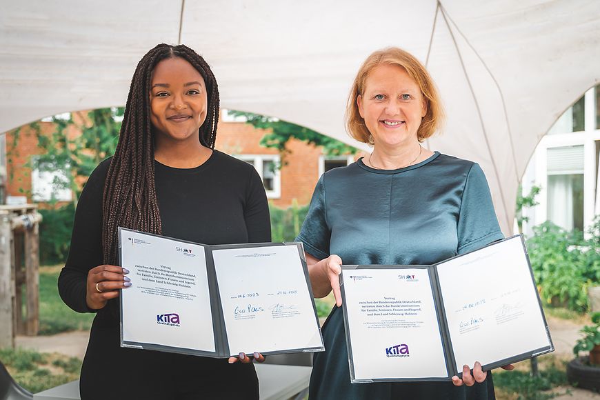 Lisa Paus und Aminata Touré mit der unterzeichneten Vereinbarung
