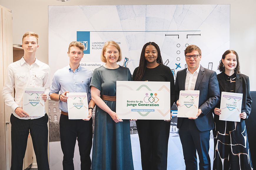 Gruppenfoto Lisa Paus und Aminata Touré mit den neuen Bündnis-Mitgliedern