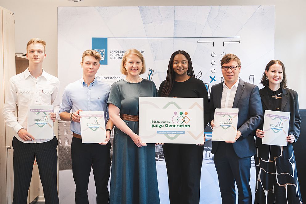 Gruppenfoto Lisa Paus und Aminata Touré mit den neuen Bündnis-Mitgliedern 