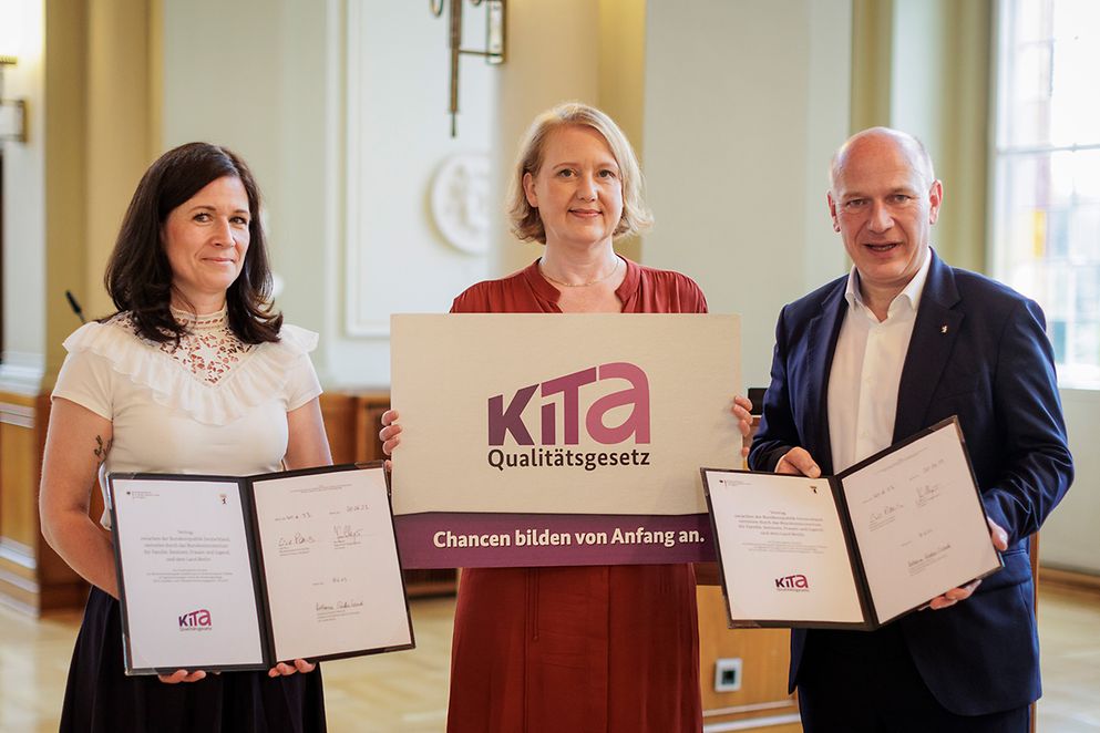 Katharina Günther-Wünsch, Lisa Paus und Kai Wegner mit der unterzeichneten Vereinbarung