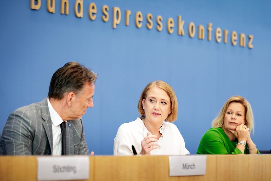 Petra Söchting, Holger Münch, Lisa Paus und Nancy Faeser (von links) bei der Bundespressekonferenz in Berlin 