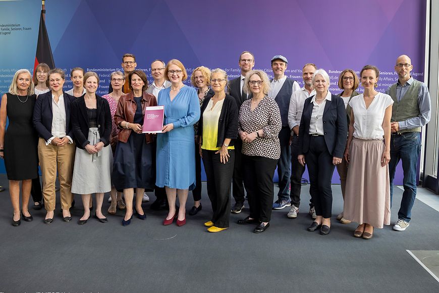 Gruppenfoto Lisa Paus mit den Beirats-Mitgliedern