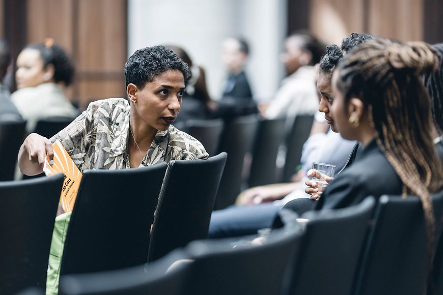 Teilnehmende der Veranstaltung unterhalten sich