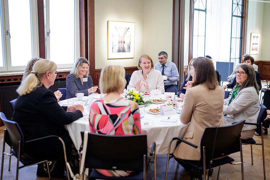 Lisa Paus sitzt mit Unternehmerinnen an einem runden Tisch