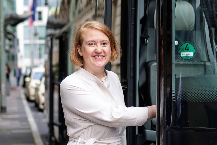 Lisa Paus steigt in den Bus ein