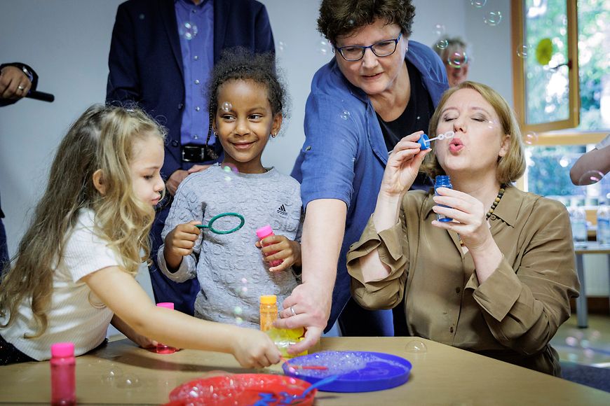 Lisa Paus mit Kindern in einer Sprach-Kita in Offenbach 