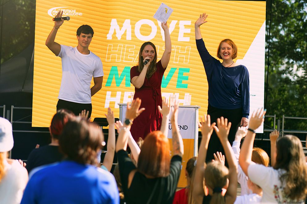 Lisa Paus steht mit Wincent Weiss auf der Bühne
