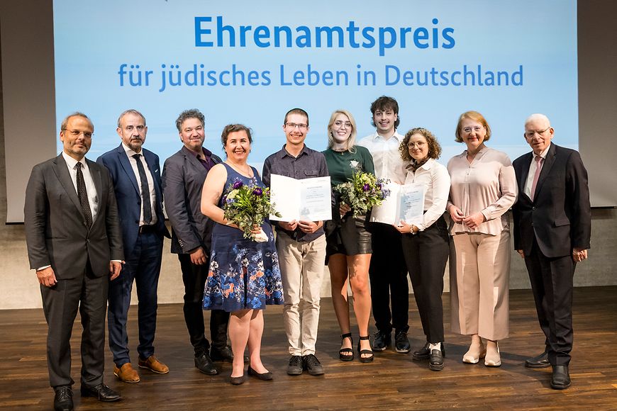 Lisa Paus, Dr. Felix und Dr. Josef Schuster mit den Preisträgerinnen und Preisträgern