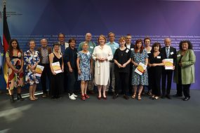 Gruppenfoto Lisa Paus mit den Preisträgerinnen und Preisträgern