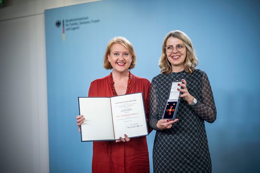 Lisa Paus und Dr. Sabine Andresen bei der Verleihung des Bundesverdienstkreuzes