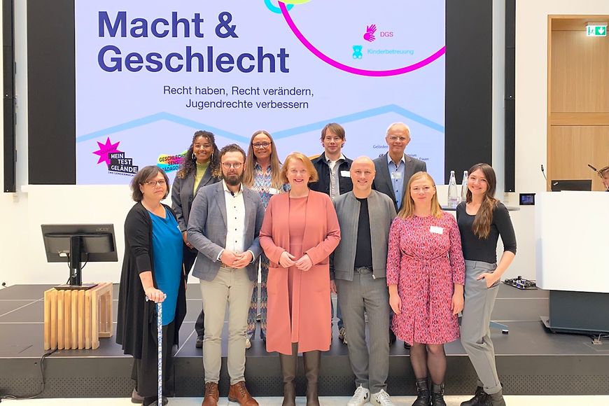 Teilnehmende der Fachtagung, darunter junge Autor*innen, gemeinsam auf der Bühne.
