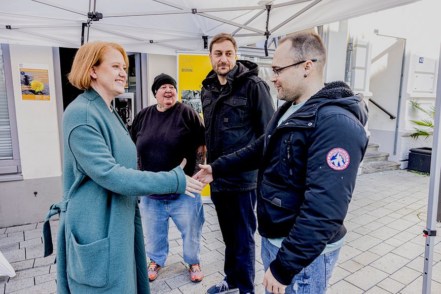 Ein Straßensozialarbeiter im Gespräch.