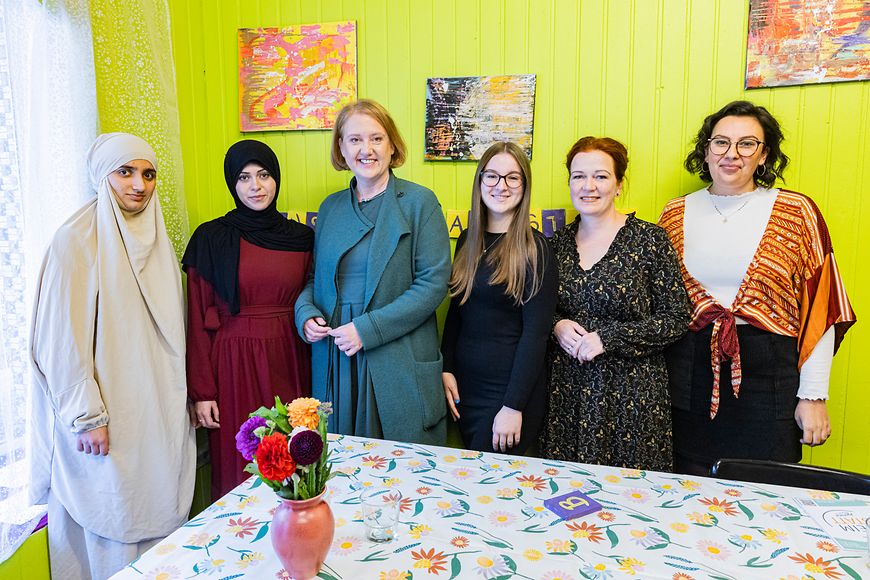 Ein Gruppenfoto mit Lisa Paus, Oberbürgermeisterin Katja Dörner und jungen Frauen.