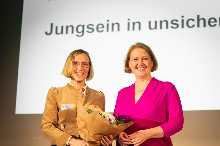 Lisa Paus und Prof. Dr. Sabine Walper, die einen Blumenstrauß hält.