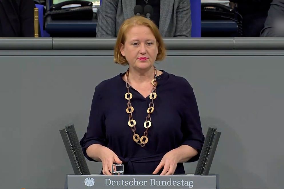 Lisa Paus steht an einem Rednerpult