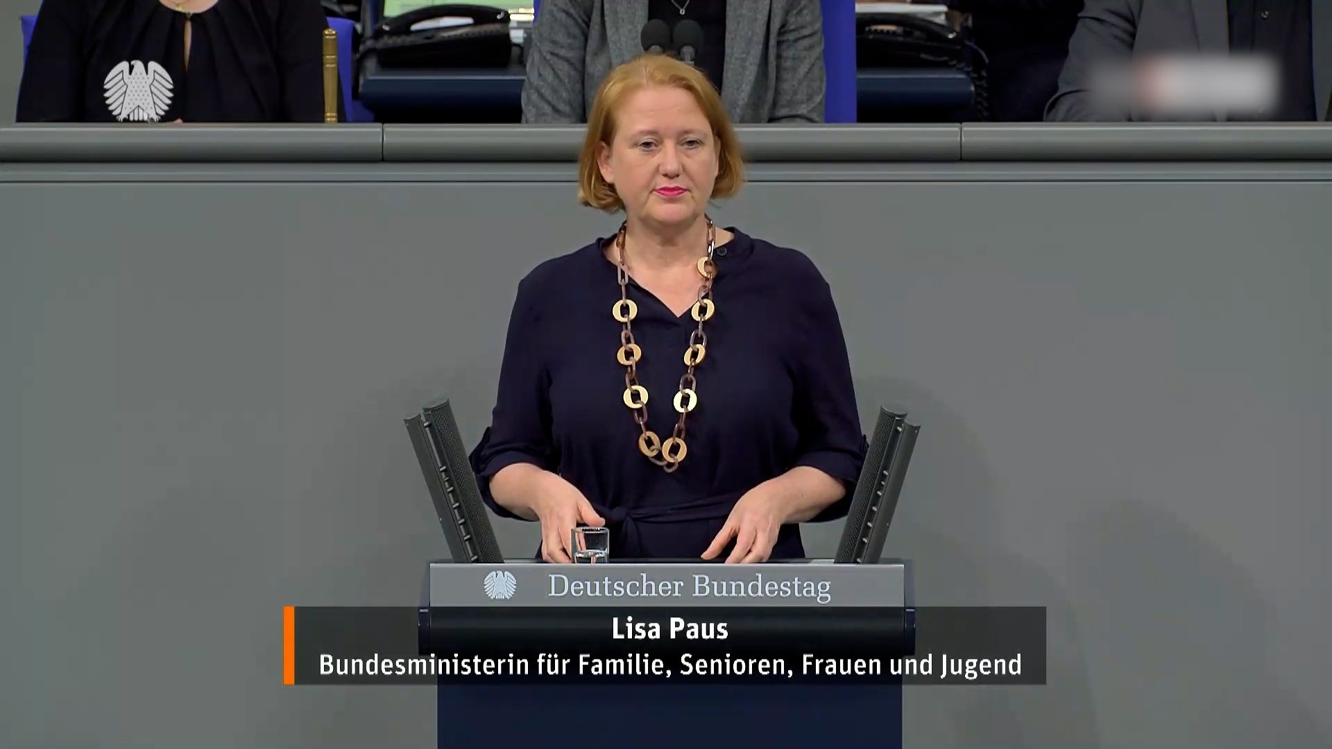 Lisa Paus steht an einem Rednerpult