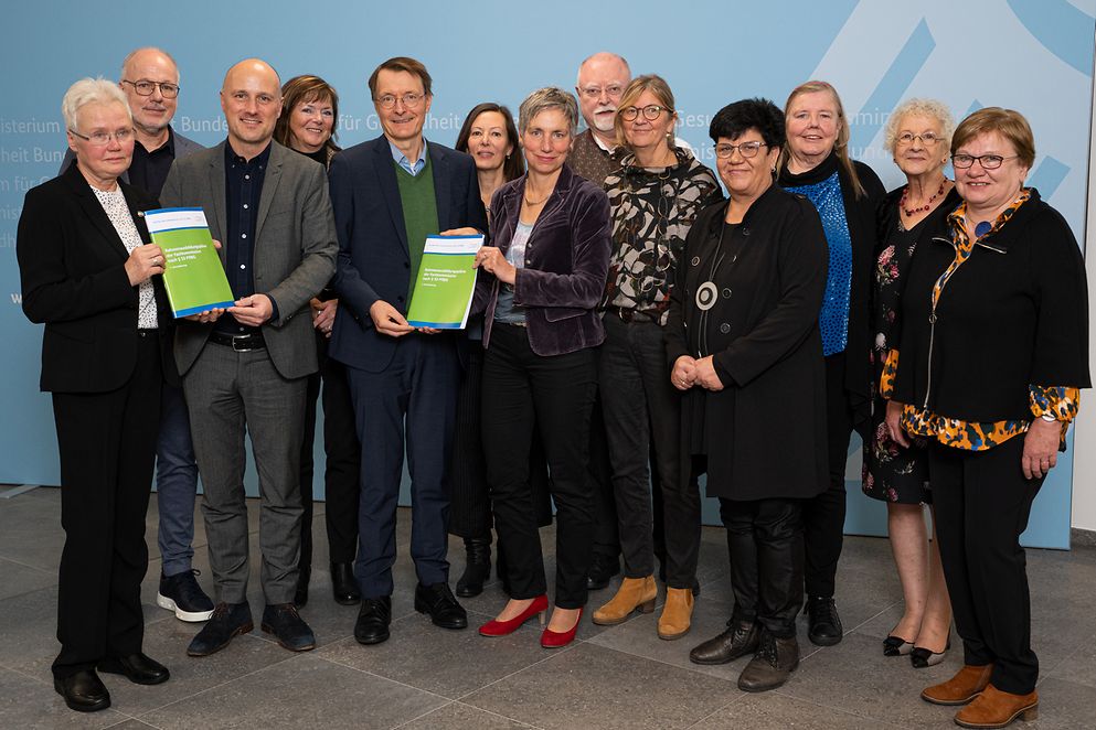 Gruppenfoto mit Sven Lehmann, Karl Lauterbach und den Mitgliedern der Fachkommission