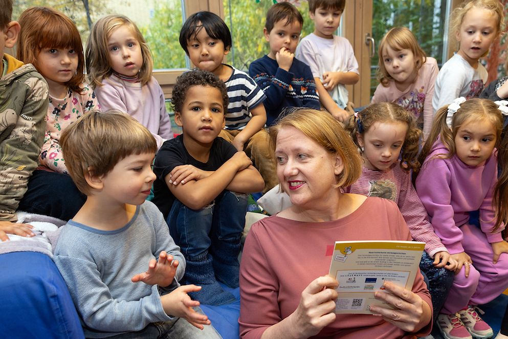 Bundesjugendministerin Lisa Paus liest zusammen mit Kindern ein Buch. 