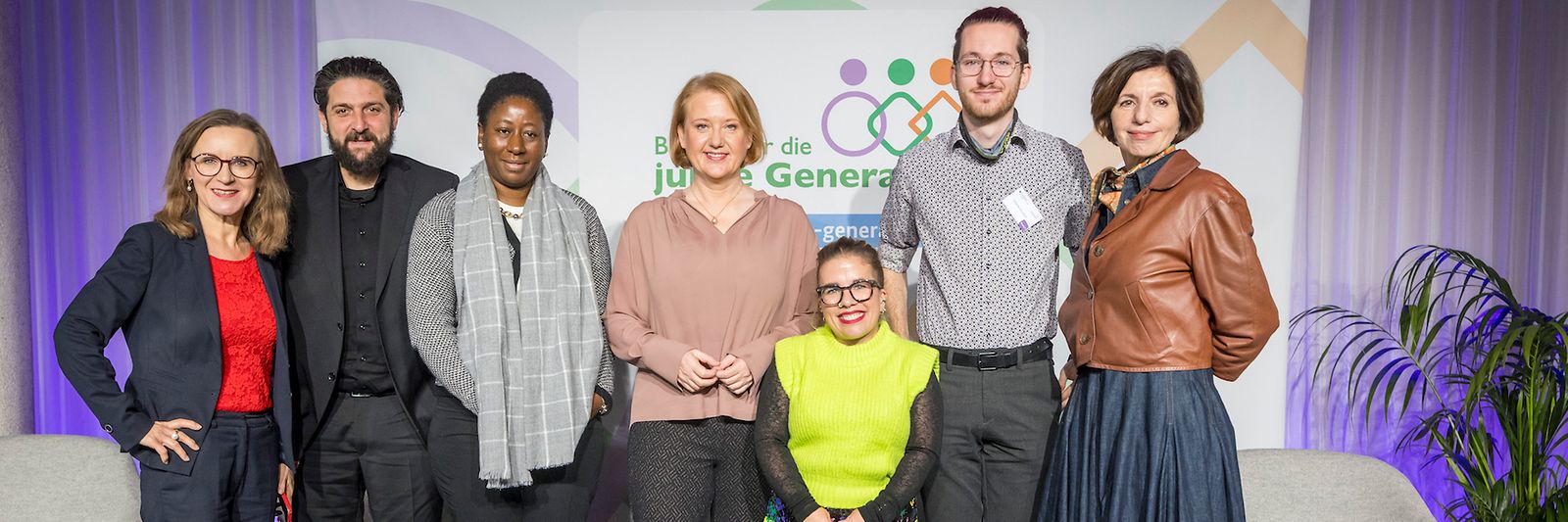 Lisa Paus mit Mitgliedern des "Bündnisses für die junge Generation" beim ersten Jahrestreffen in Berlin.