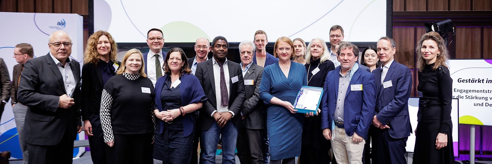 Gruppenfoto mit Lisa Paus und Teilnehmenden des Deutschen Engagement Tags 2023.