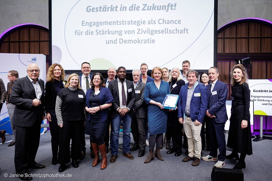 Gruppenfoto mit Lisa Paus und Teilnehmenden des Deutschen Engagement Tags 2023.