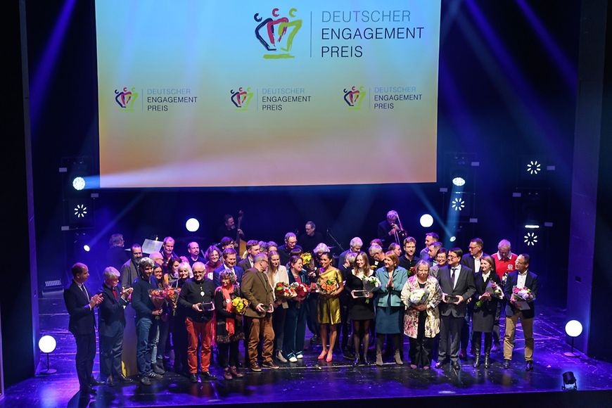 Gruppenbild von Lisa Paus und den Preisträgerinnen und Preisträgern des Deutschen Engagementpreises