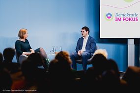 Lisa Paus und Matthias Quent sitzen auf einer Bühne vor Publikum
