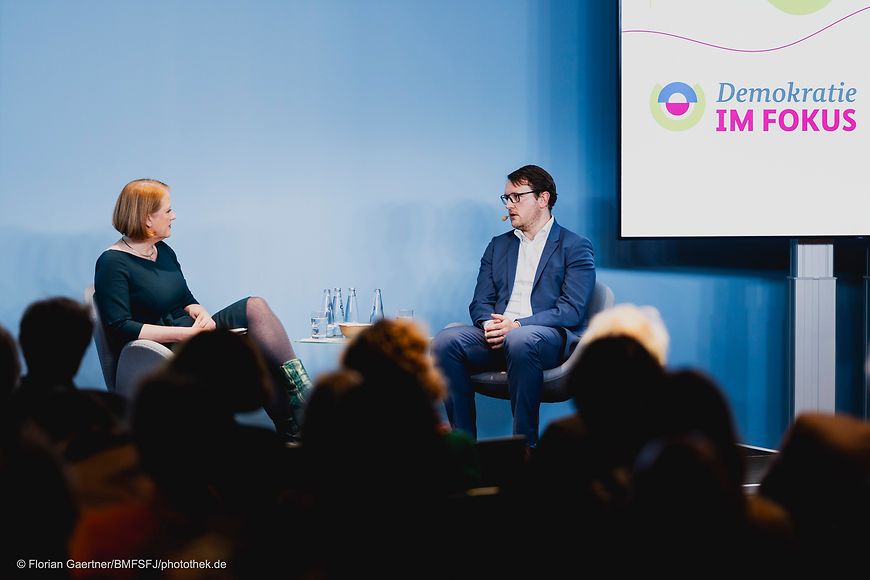 Lisa Paus und Matthias Quent sitzen auf einer Bühne vor Publikum