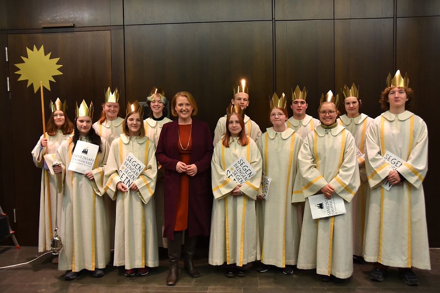 Lisa Paus mit den Sternsingern der Berliner St. Hedwigs-Kathedrale